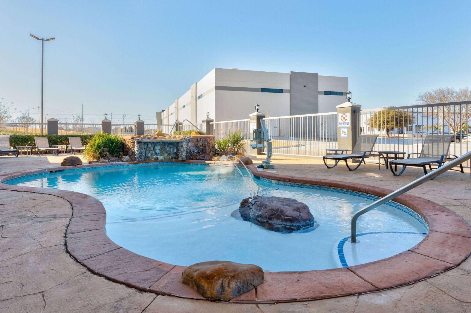 La Quinta By Wyndham Allen At The Village Exterior photo